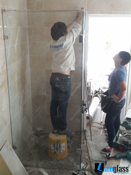 Thi công vách tắm kính căn 2213C anh Viễn