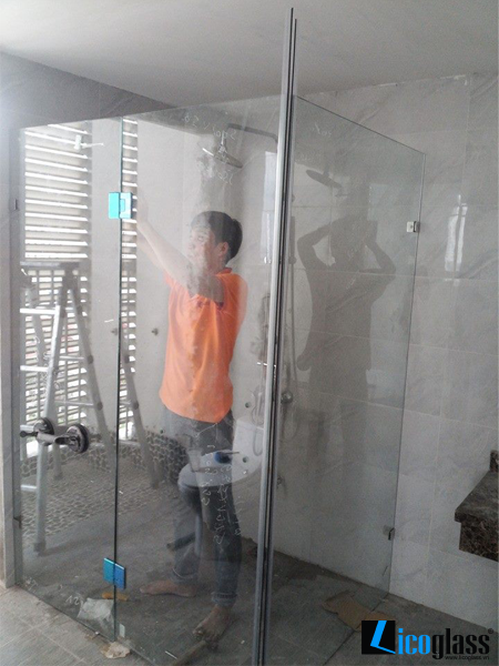 Thi công vách tắm kính 180 độ