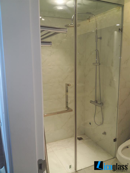 Thi công vách tắm kính tại Golden Palace